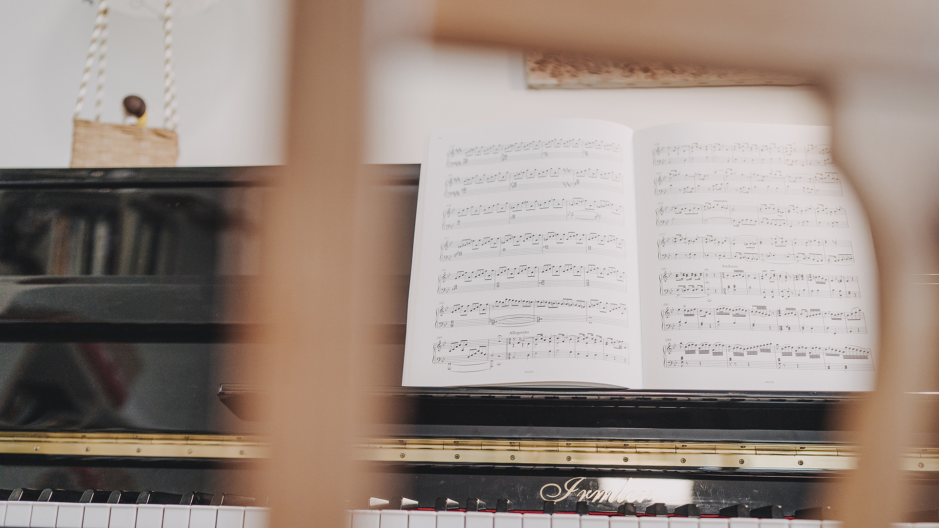 Aufgeschlagenes Notenheft auf einem Klavier
